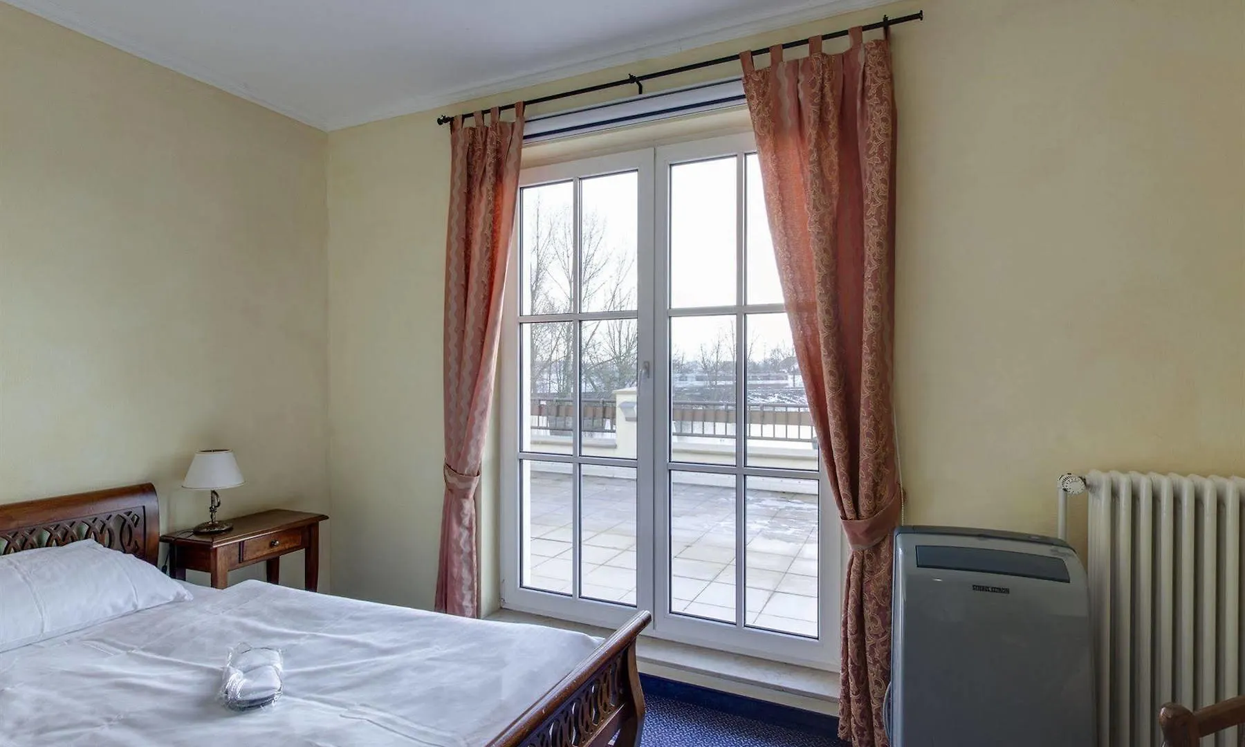Hotel Landhaus Milser Дуйсбург 4*,